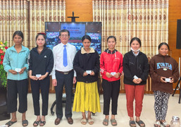 Tặng sổ BHXH và BHYT cho người nghèo vùng cao Quảng Trị