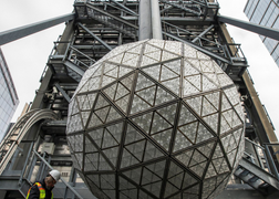 Quả cầu pha lê 5,4 tấn đón năm mới 2023 ở quảng trường Thời Đại có gì đặc biệt?