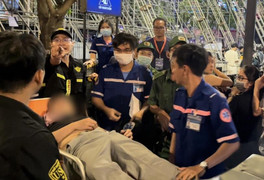 TP.HCM: Nhiều người ngất xỉu khi đón năm mới tại phố đi bộ Nguyễn Huệ