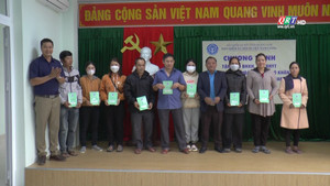 Quảng Nam: Tặng 18 sổ bảo hiểm xã hội cho người dân có hoàn cảnh khó khăn