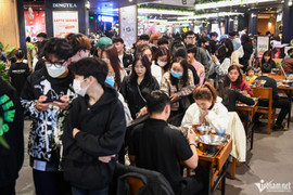 Người dân Hà Nội đổ về trung tâm thương mại đông nghẹt ngày Tết Dương lịch