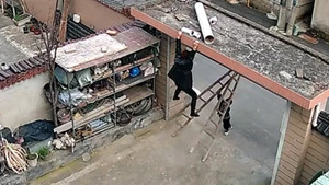 Người bà bị treo lở lửng trên cổng, cháu trai 4 tuổi nâng thang giải cứu