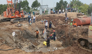 Bé trai lọt trong trụ bê tông sâu 35m: Máy khoan nhồi cọc sẵn sàng nhổ trụ