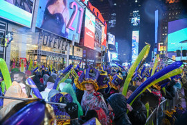 Gần 1 triệu người xem thả bóng đón năm mới ở quảng trường Thời Đại