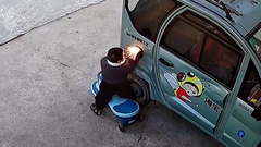 Cổng sạc xe điện phát nổ, cậu bé 2 tuổi sợ hãi khóc òa