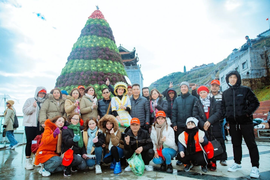 Du khách háo hức tận hưởng ngày đầu năm mới tại các Sun World