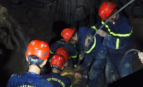 Bé trai 10 tuổi lọt trong trụ bê tông sâu 35m: Vẫn chưa tiếp cận được nạn nhân