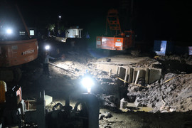 Bé trai 10 tuổi lọt xuống trụ bê tông ở Đồng Tháp: Cố gắng rút cọc trong đêm nay