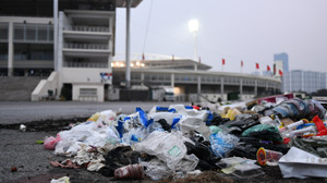 Bãi rác bốc mùi trong sân Mỹ Đình trước trận tuyển Việt Nam vs Myanmar