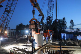 Bé trai 10 tuổi lọt xuống trụ bê tông sâu 35m: Xuyên đêm lồng ống thép