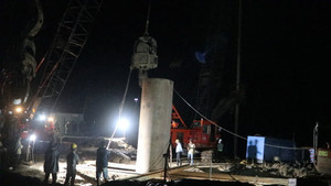 Đóng ống thép bọc bên ngoài cọc bê tông sâu 35m cứu bé trai 10 tuổi ở Đồng Tháp