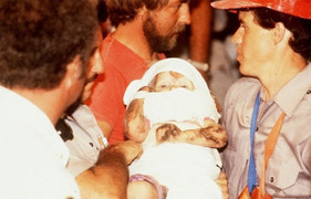 Cuộc giải cứu bé gái 18 tháng ngã xuống giếng từng khiến thế giới nghẹt thở