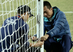 Trọng tài phát hiện lưới của Văn Lâm bị hở