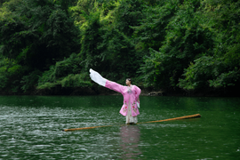 Cô gái có tuyệt kỹ lướt trên mặt nước như cao thủ võ lâm