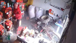 Máy kéo lao như tên bắn vào cửa hàng, người phụ nữ thoát chết trong gang tấc