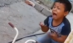 Vẻ mặt đau khổ quằn quại của 'ca sĩ nhí' khi hát quá nhập tâm