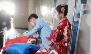 Cảnh vợ chồng mới cưới vái lạy cha ở phòng chăm sóc đặc biệt gây xúc động