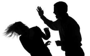 Xúc động 2 mẹ con bị bạo hành đi bộ về quê trên cao tốc, cảnh sát nộp phạt thay 