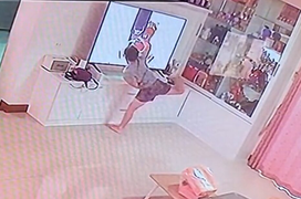 Cậu bé đấm vỡ tivi khi đang xem hoạt hình, dáng vẻ sau đó trông vừa tội vừa hài