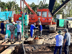 Bé trai 10 tuổi lọt xuống ống cọc bê tông đã tử vong