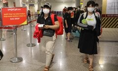 Vietjet chở miễn phí trẻ mồ côi do COVID-19 về nhà ăn Tết