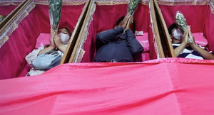 Kỳ lạ nghi lễ đón năm mới trong quan tài