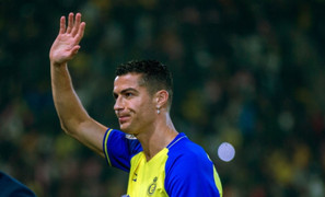 Ronaldo cười hạnh phúc ra mắt Al Nassr, cổ động viên đốt pháo đỏ rực khán đài