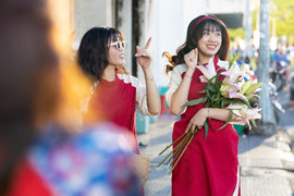 Tết bị hỏi 'bao giờ cưới', 'sao chưa sinh con', nên trả lời thế nào?