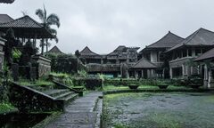 Bí ẩn khách sạn bỏ hoang trên đảo Bali, nơi không người dân nào dám đến gần