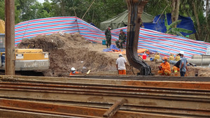 Bé trai lọt xuống trụ bê tông sâu 35m: Thành lập tổ điều hành cứu nạn, cứu hộ