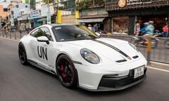 Ông Đặng Lê Nguyên Vũ cầm lái Porsche 911 GT3 hàng hiếm tại TP.HCM