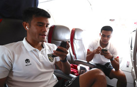 Chuyên cơ riêng hạ cánh muộn, tuyển Indonesia mất buổi tập