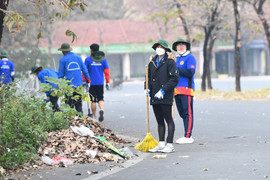 Sinh viên tình nguyện dọn dẹp sân Mỹ Đình trước bán kết lượt về AFF Cup 2022