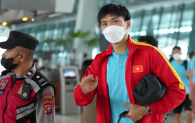 Cảnh sát Indonesia đưa tuyển Việt Nam ra sân bay