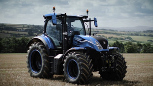 Máy kéo chạy bằng nhiên liệu từ phân bò ở Anh