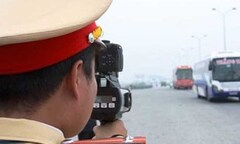 Một CSGT bị người vi phạm tông trọng thương