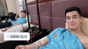 Tiền đạo số 1 của tuyển Việt Nam phải truyền nước sau khi trở về từ Indonesia