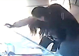 Mua điện thoại hơn 3 triệu đồng, vợ bị chồng đánh túi bụi tại cửa hàng