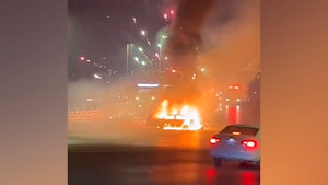 Xe chở pháo hoa ở Trung Quốc phát nổ, pháo bắn tung tóe lên không trung