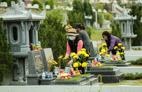 Người Hà Nội vượt cả chục km đi tảo mộ, mời tổ tiên về đón Tết