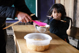 Cơn đói lả trong 'lớp học gió'