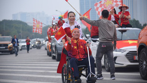 Hàng nghìn cổ động viên đổ về sân Mỹ Đình xem trận bán kết Việt Nam- Indonesia