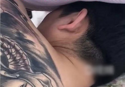 Chồng 85 kg, xăm trổ đầy người khóc lăn lóc chỉ vì cãi nhau với vợ 