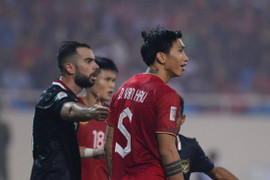 Cầu thủ Indonesia ăn vạ thô thiển, cố ý bẫy Văn Hậu nhận thẻ đỏ