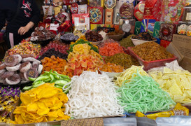 Hà Nội: Mứt Tết bán tràn vỉa hè mất vệ sinh, người mua nguy cơ rước bệnh 