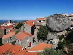 Kỳ lạ ngôi làng được xây dựng chen chúc giữa những tảng đá khổng lồ