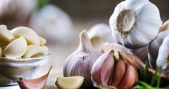 Ăn tỏi rất tốt nhưng đừng dại kết hợp cùng 6 thứ này kẻo hóa 'thuốc độc'
