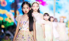 Con gái 9 tuổi của Xuân Lan thần thái sắc lạnh khi diễn thời trang