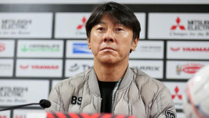 HLV Shin Tae Yong đổ lỗi cho mặt sân Mỹ Đình, CĐV Indonesia đòi 'đá bay ghế'