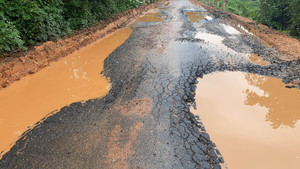 Quảng Trị: 7 tỷ làm hơn 3km đường chưa nghiệm thu đã hỏng tan tác